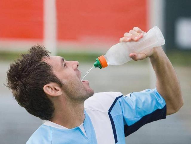 早晨第一杯水是蜂蜜水好吗,早上一杯蜂蜜水好还是淡盐水好