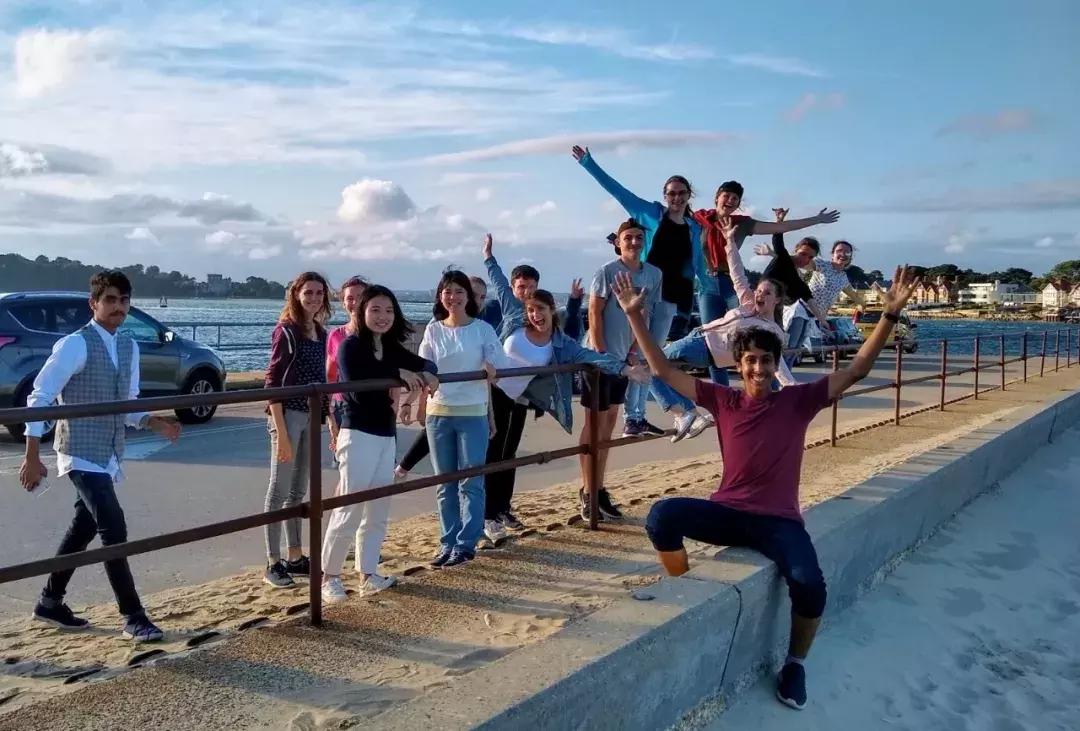 暑期游学英语课程,英国游学夏令营必需要学习英语