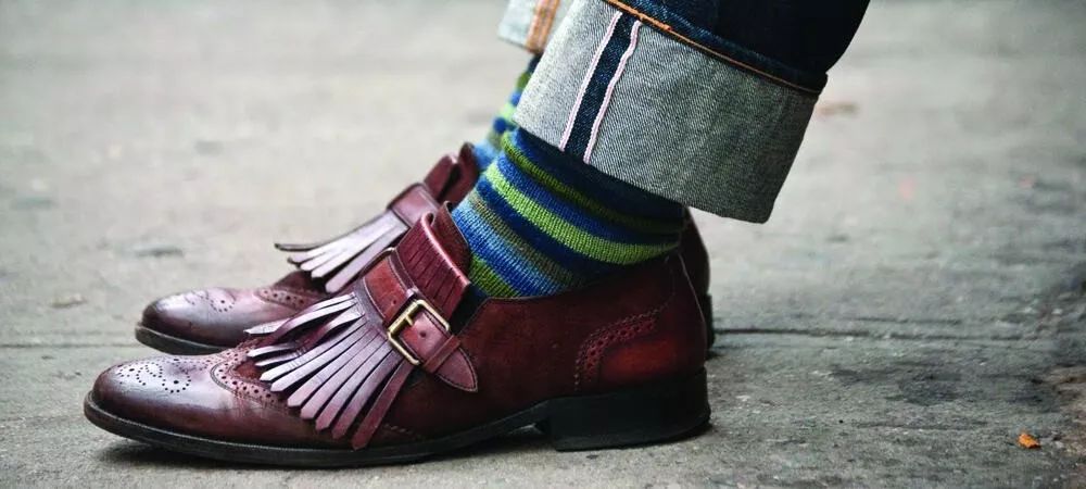 牛仔裤搭配鞋子女秋冬,秋冬怎么选牛仔裤