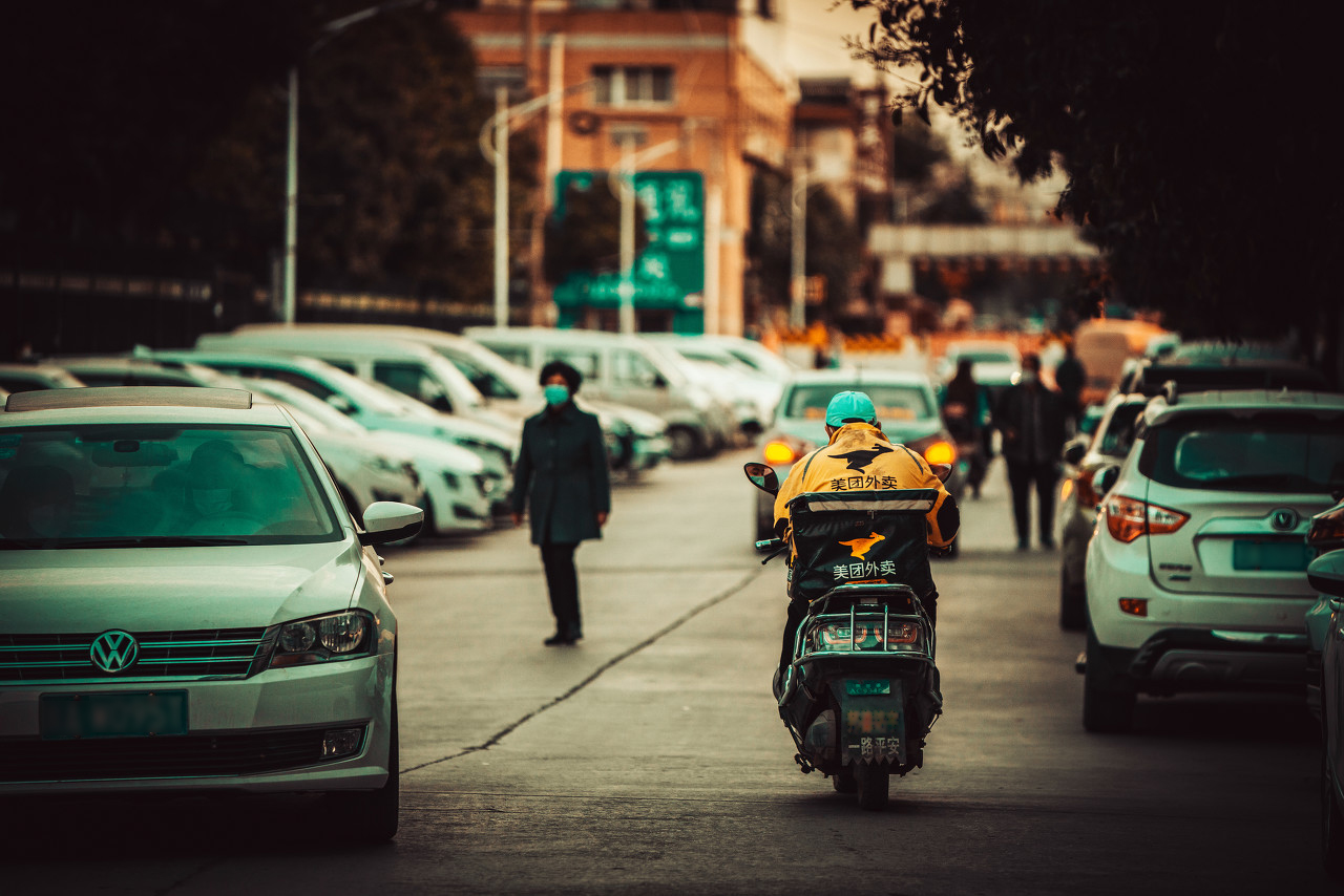 餐饮户遭涨佣“断粮”,骑手难接单,美团到底怎么了?