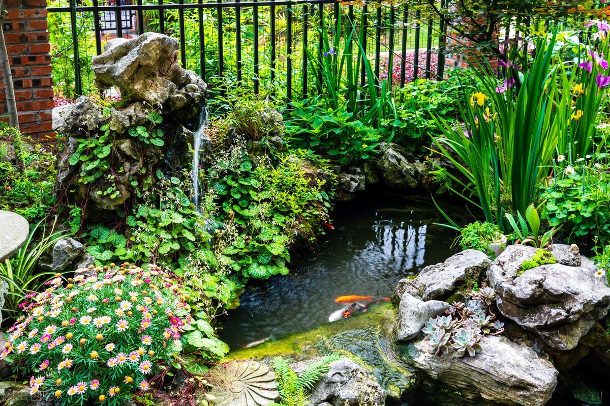 家庭小型可移动假山鱼池,庭院小型假山鱼池造价多少钱建好