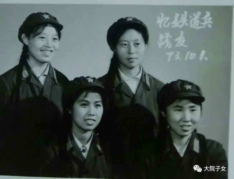 我从小在军营生活长大,我是在部队大院长大的