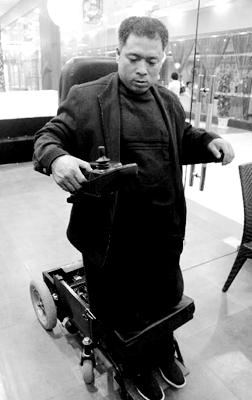 七十多岁老人发明爬楼梯轮椅,国外牛人发明会爬楼的电动轮椅