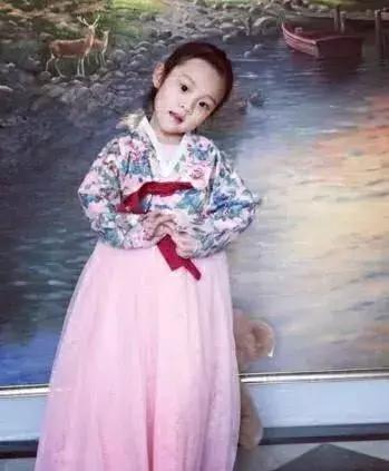 李小璐离婚后首次晒与贾乃亮合照,李小璐陪甜馨游玩疑和贾乃亮同行