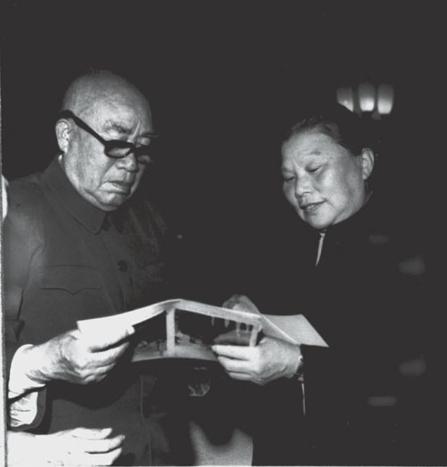 毛主席逝世揭秘：上将拿枪进入灵堂、外国政要悲伤、世界都在哀痛