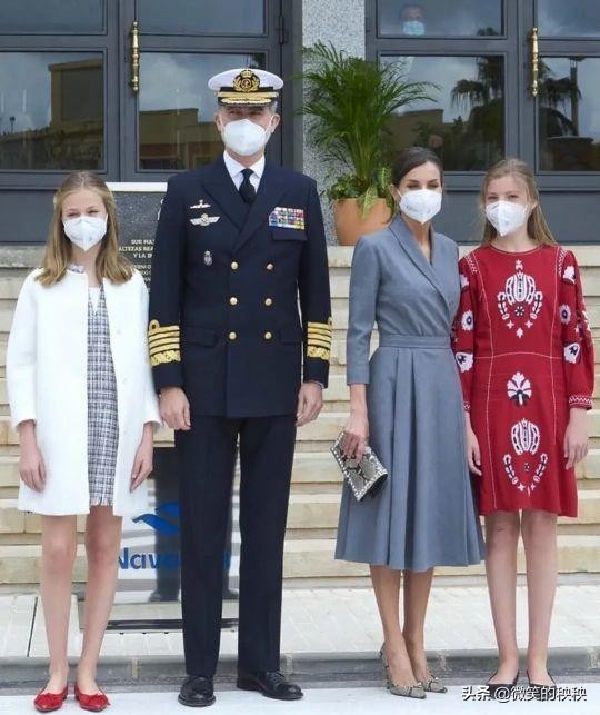 zara一件蓝色的连衣裙,zara一件衣服多少钱