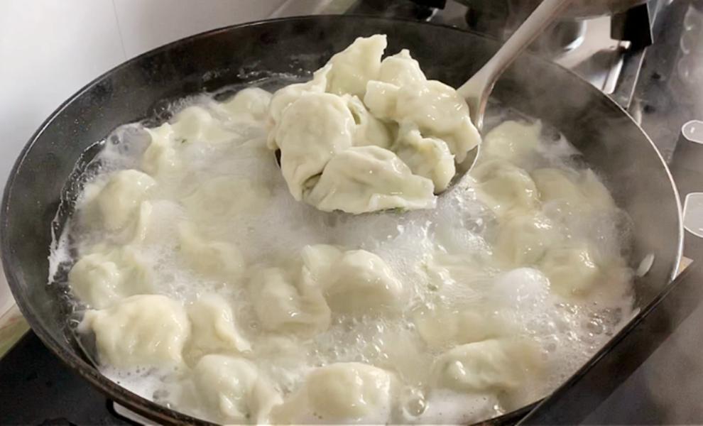 包韭菜馅饺子时牢记3不放,韭菜肉饺子馅必放三样