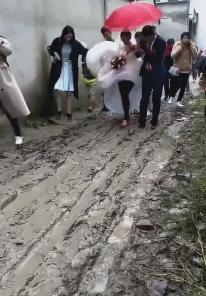 空中一字马搞笑图,一个突如其来的一字马