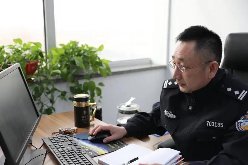 “我打死你！”10.5厘米长的钉子射穿面部后，他竟毅然朝嫌疑人扑去