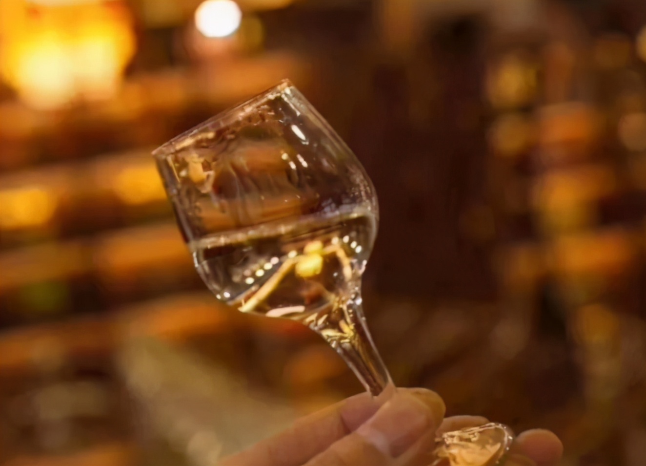 价格高的白酒和低价白酒的区别,白酒建议零售价和实际价格差别