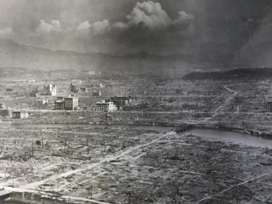 广岛被原子弹轰炸75年后的样子,炮弹炸过的房子为什么只剩框架