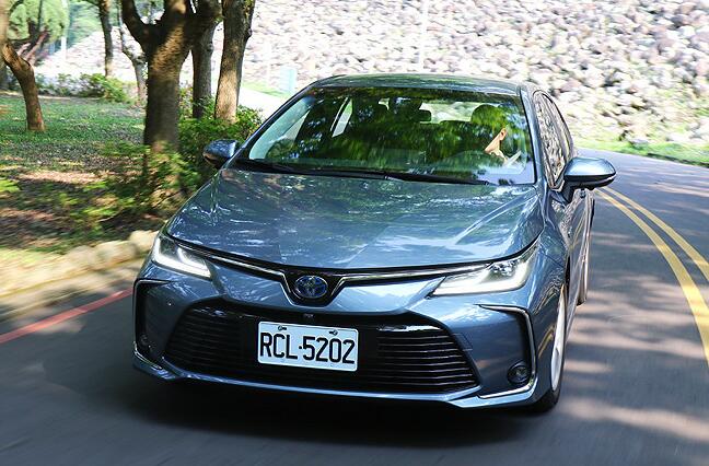 油电混动丰田卡罗拉顶配版,最省油的轿车卡罗拉报价