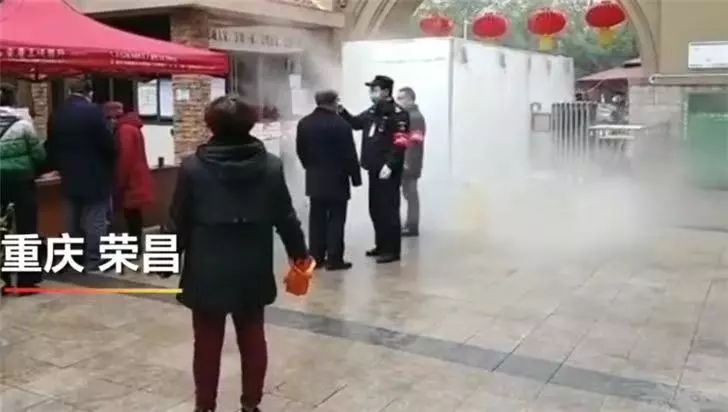 今日芯声|“硬核”防疫！居民需穿过5米长消毒通道方可进小区