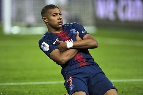 我心中的足球明星c罗,我心目中的英雄梅西