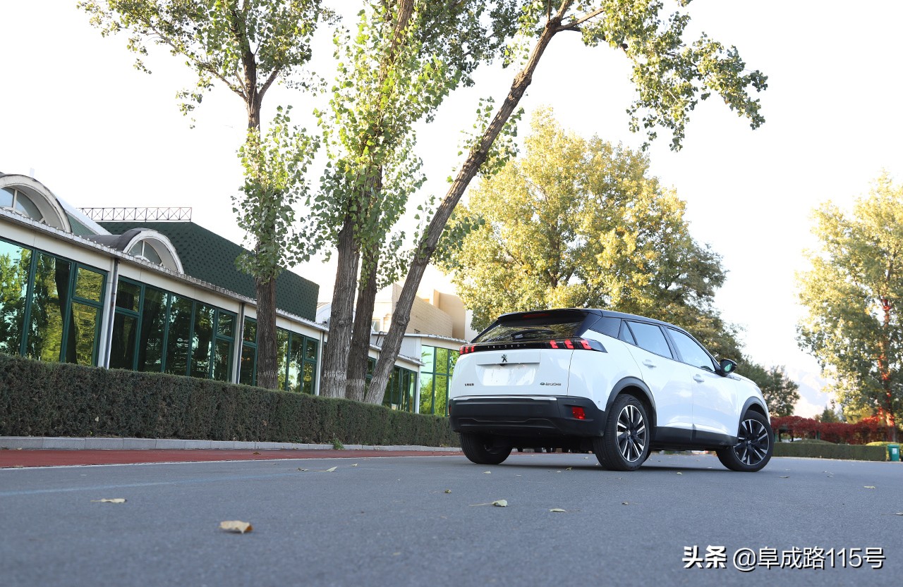 奶帅的面孔，裸眼3D的内容，一身名牌的e2008缺点究竟在哪