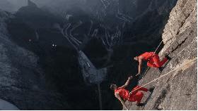 990米峡谷险峰翼装飞行、世界级大咖齐聚桥牌公开赛…湖南都市现场直播