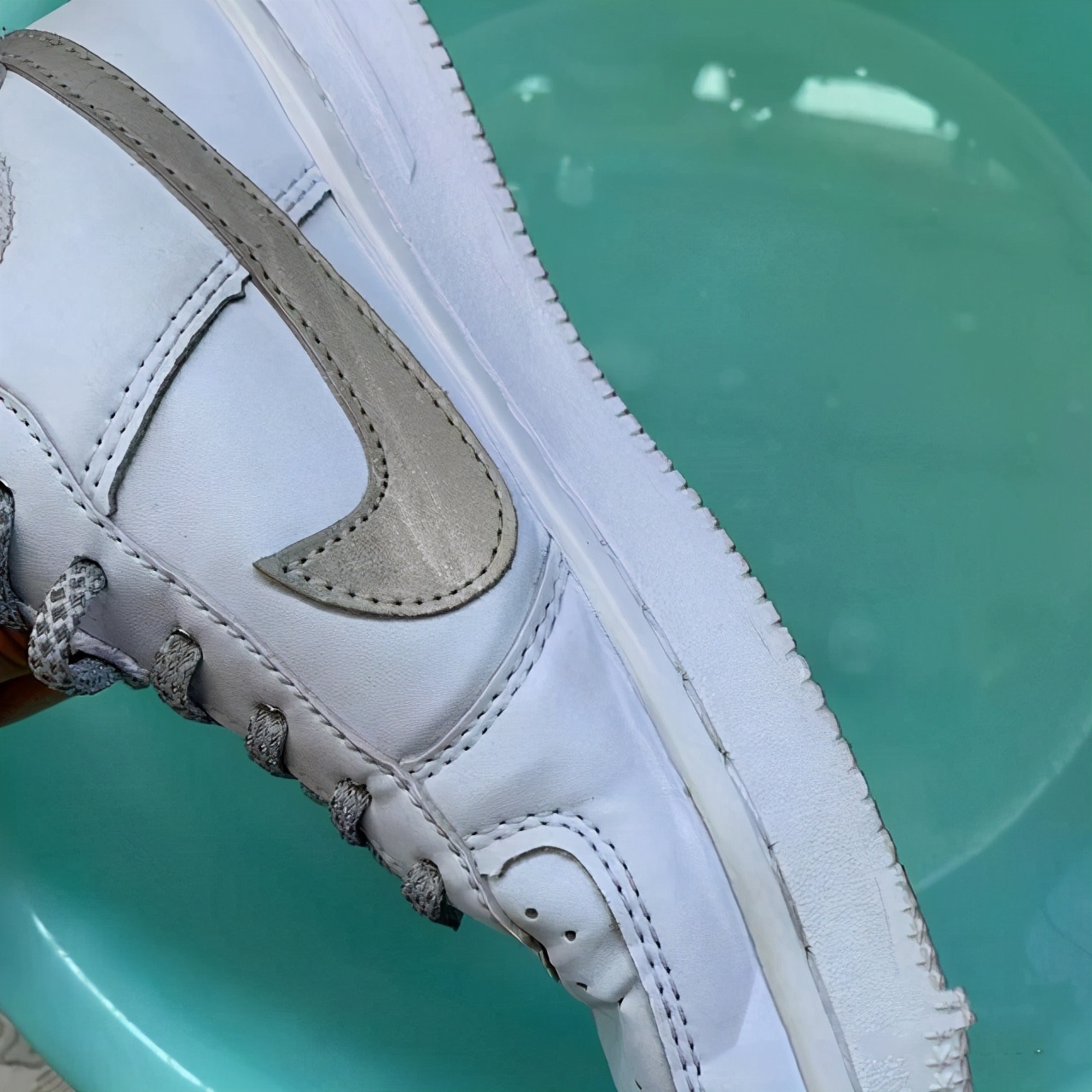 aj鞋帮发黄怎么变白,白鞋鞋帮发黄变白的小妙招