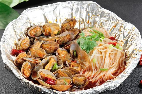 老街哪里的花甲粉最好吃,特色美食小吃锡纸花甲粉