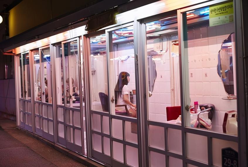 韩国百万女性被迫*身卖**!情色行业猖獗,首尔汉江“伟哥”超标