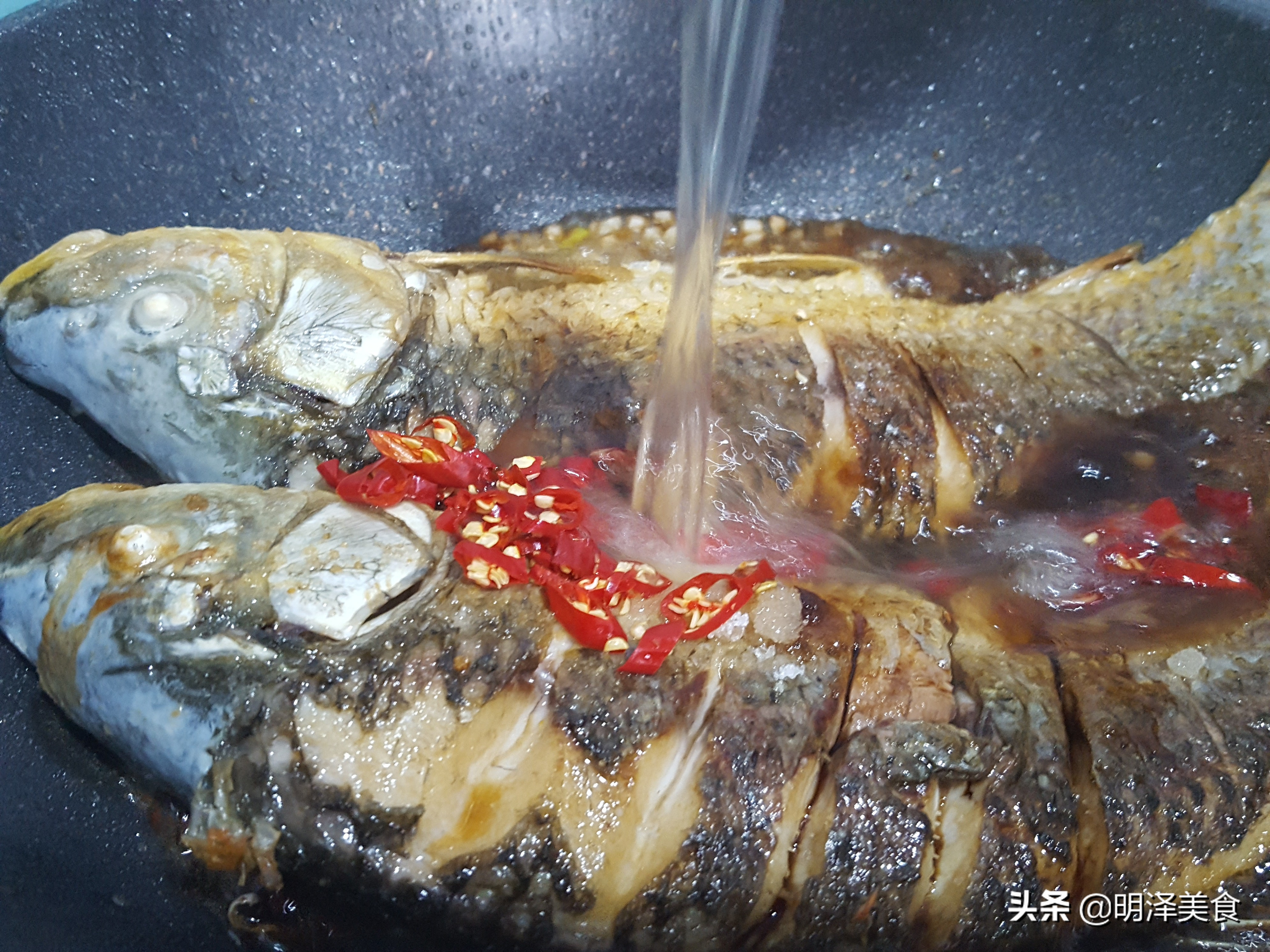 两条鲤鱼多少钱,鲤鱼炖鱼最正宗的做法