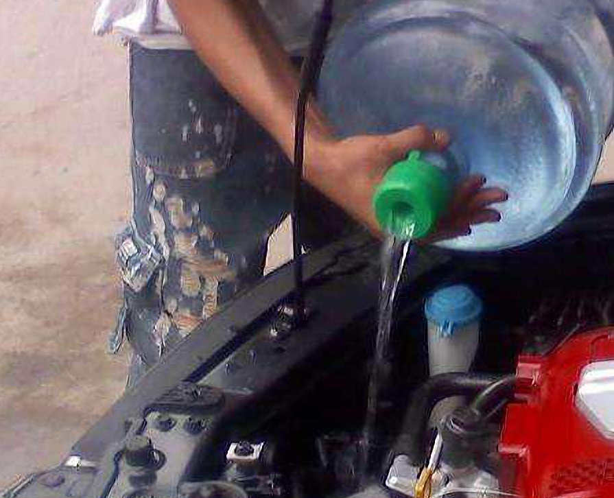 百分之九十老司机都不知道的问题,汽车开锅的正确处理方法