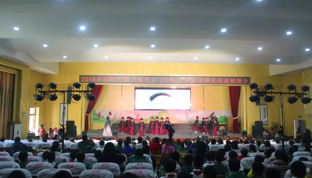 加油少年未来可期锣鼓喧天迎开学,加油少年未来可期送娃上学