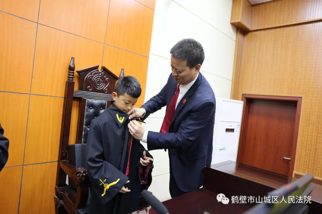 在孩子们的心中种下一个法治梦——山城区法院邀请第八小学学生参加“法院开放日”活动