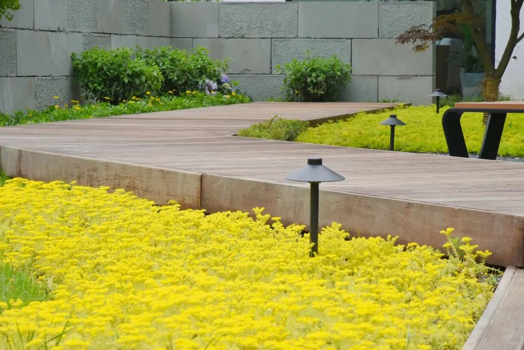 「觅趣小镇新都·原舍绿茵」湖畔泳池，畅玩斑竹园足球音乐小镇