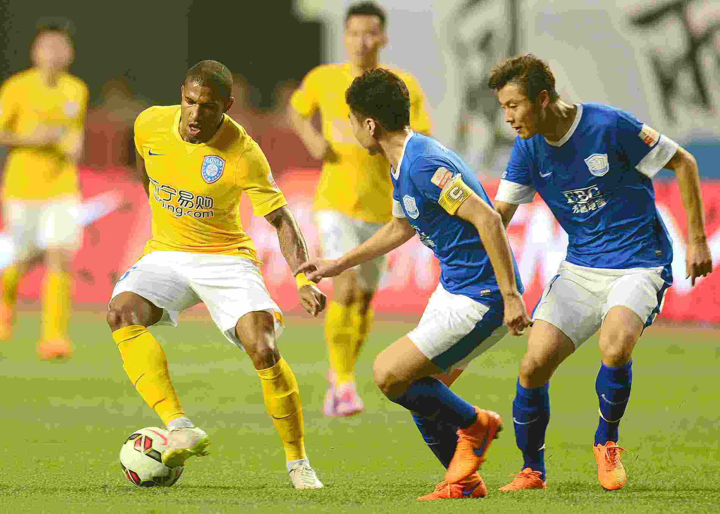 足球和羽毛球哪个更有含金量,羽毛球和足球哪个运动量大