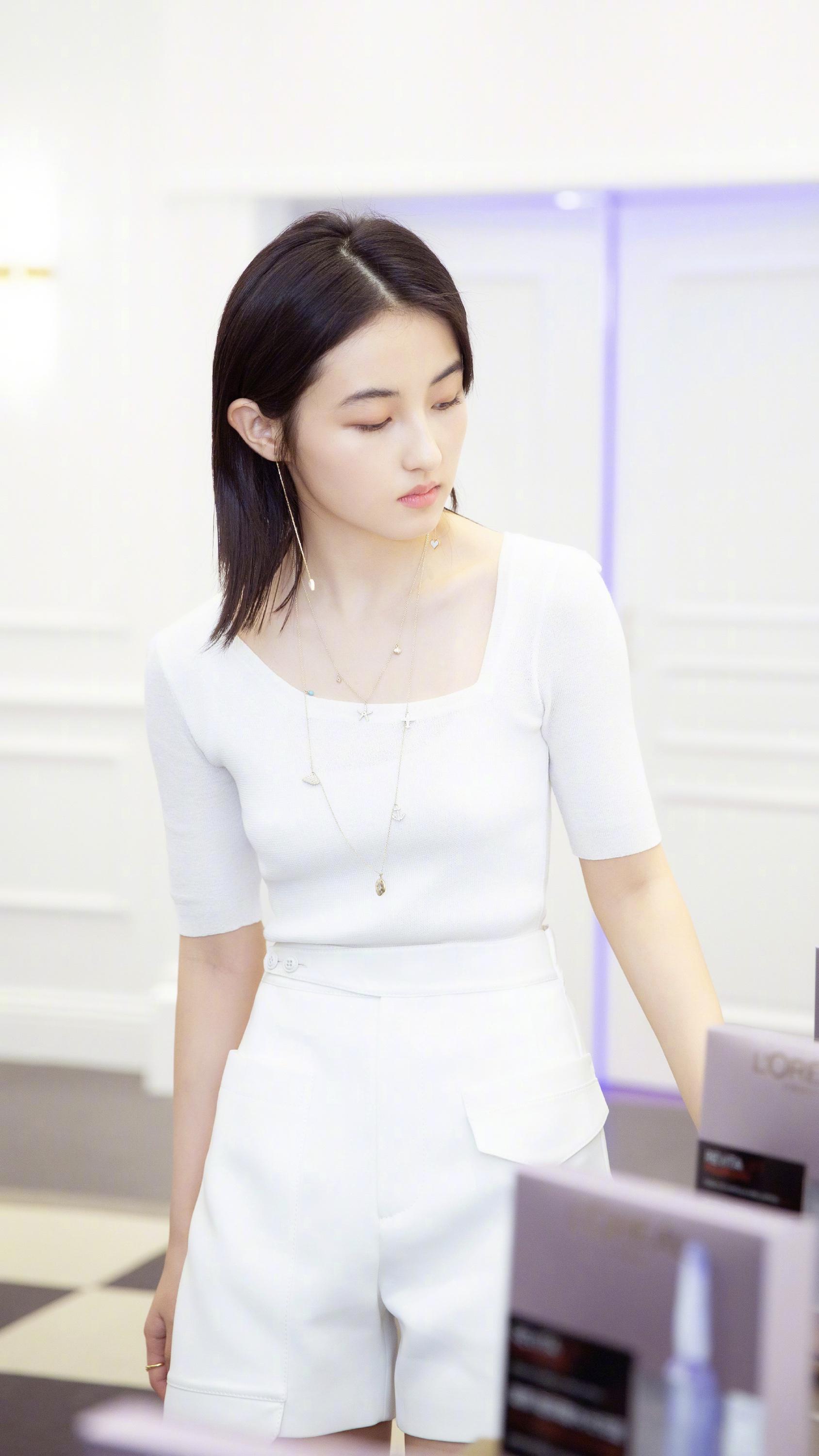 张子枫和孙俪妹妹成同学，代言运动品牌，白色羽绒衣秀冬季时尚