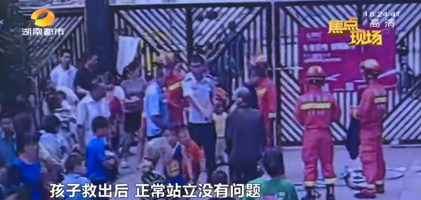 小区有这样的门一定要注意！长沙公园尚小区?8岁男童头卡围栏，着急回家结果被卡住了