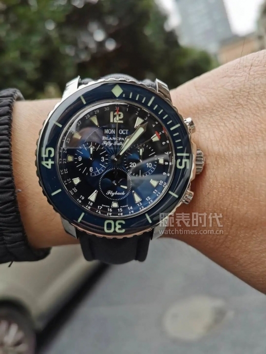 网友晒自己微信好友数量,网友晒1300手表