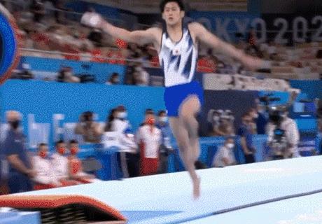 孙颖莎和伊藤美诚台下互动,孙颖莎对伊藤美诚撒娇