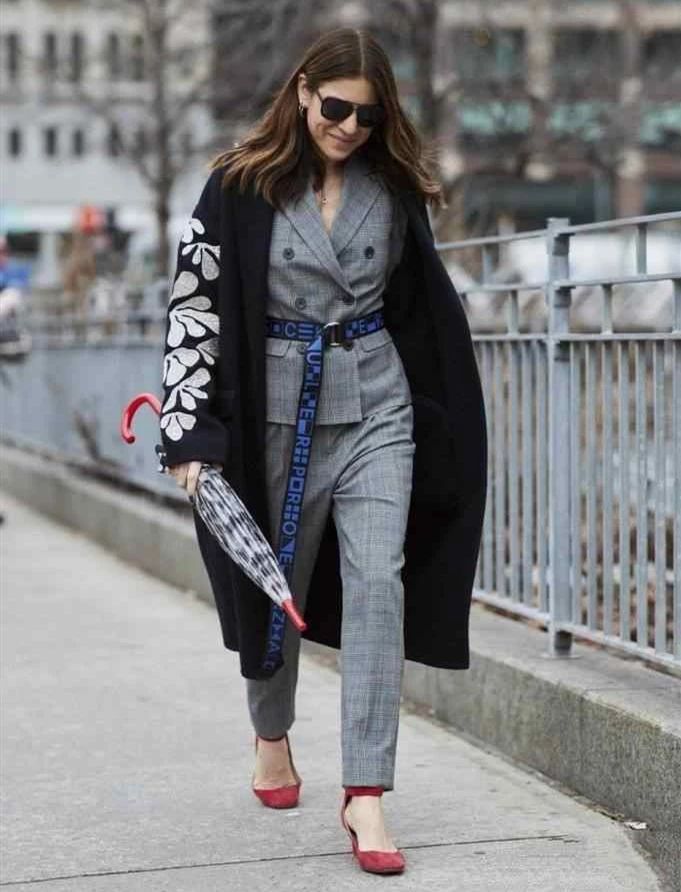 聪明女人秋冬季节也少不了腰带，外穿内搭都可以，明星都喜欢