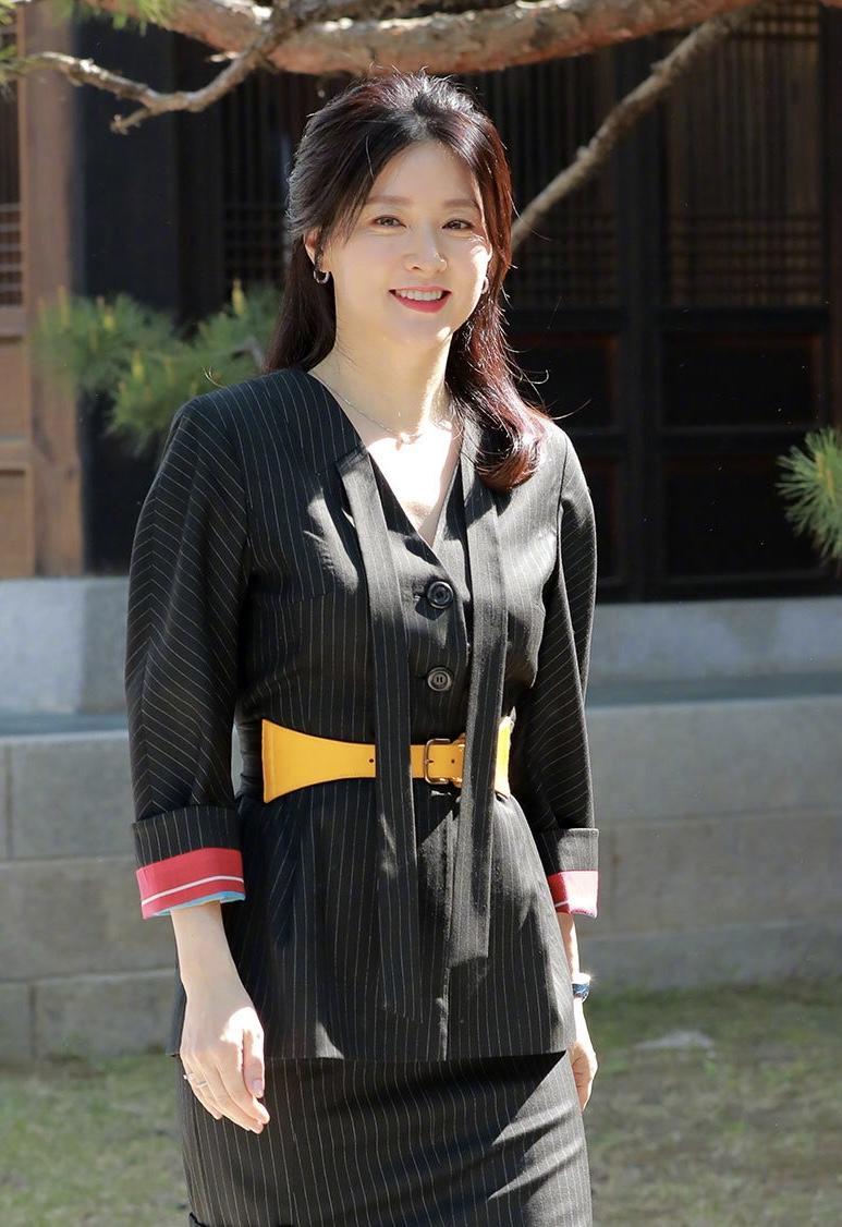 李英爱最新外穿毛衣搭配,李英爱红毯穿搭碎花裙