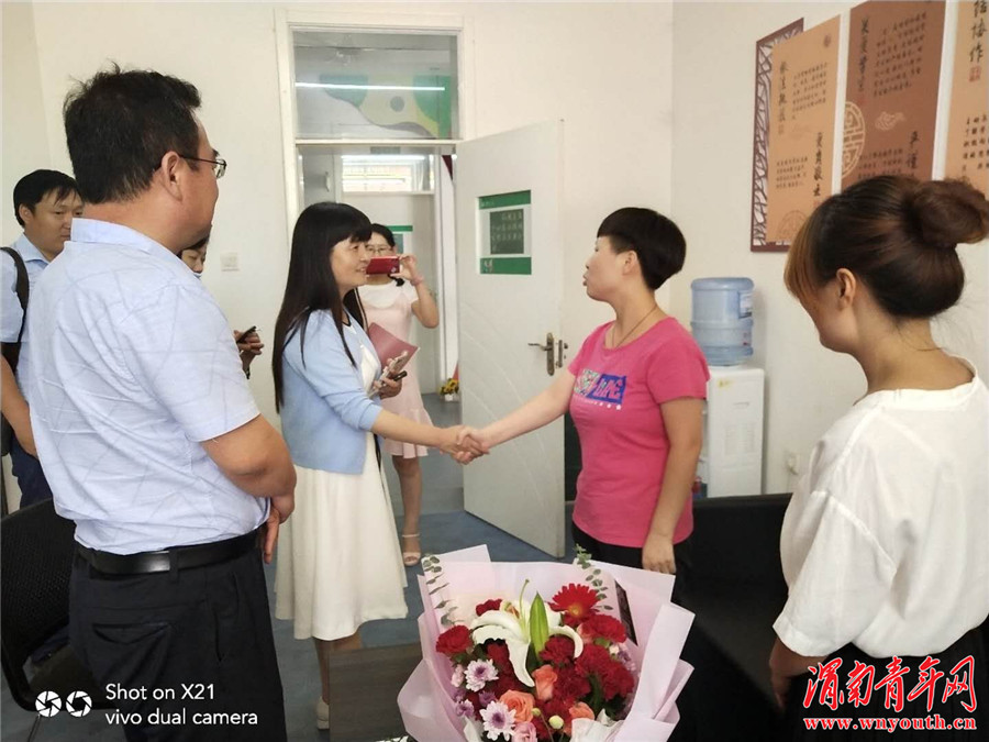 渭南小学附属幼儿园教师精心呵护育幼苗家长感恩送锦旗