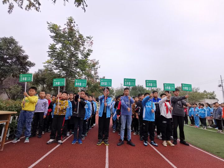 足球小将展风采——渭丰中心学校校园足球联赛拉开帷幕