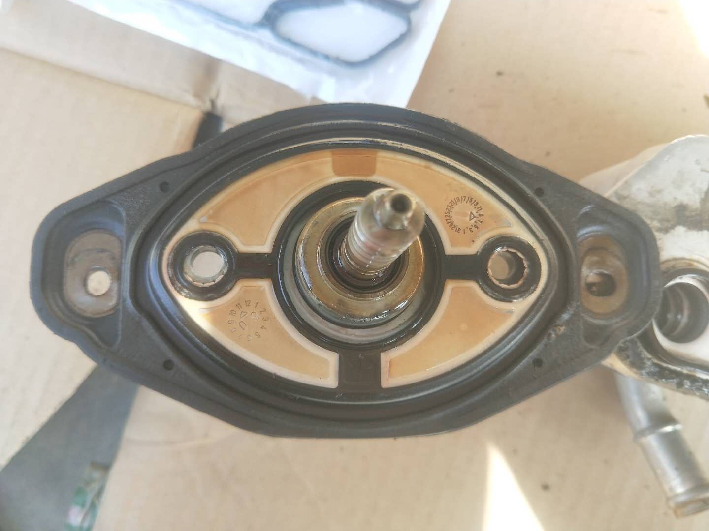 2010款宝马523发动机漏油,宝马523li发动机维修翻新