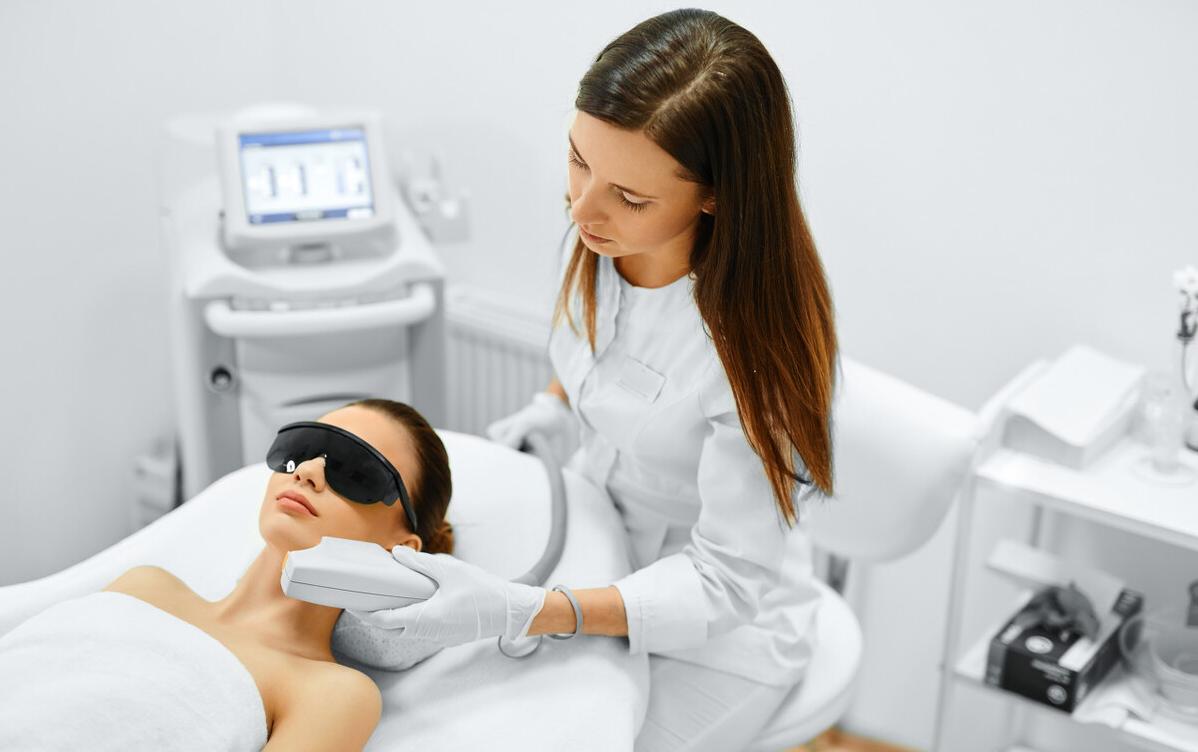 祛斑到底什么方法最靠谱,女人脸颊长斑的原因及祛斑的方法