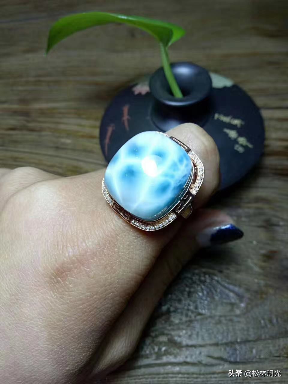 珍贵的海纹石有着它的美丽传承,多米尼加国石