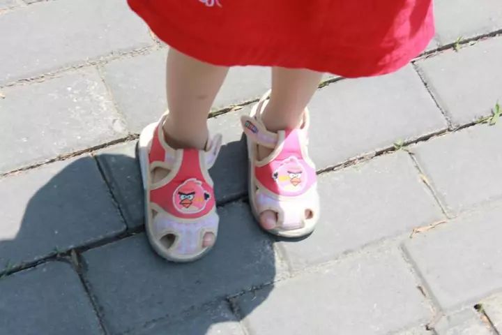 孩子总把鞋子穿反,孩子总把鞋子穿反是怎么回事