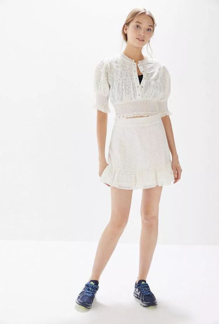 牛油果绿穿出夏季里自己的风格,牛油果色跟什么颜色一起穿才好看