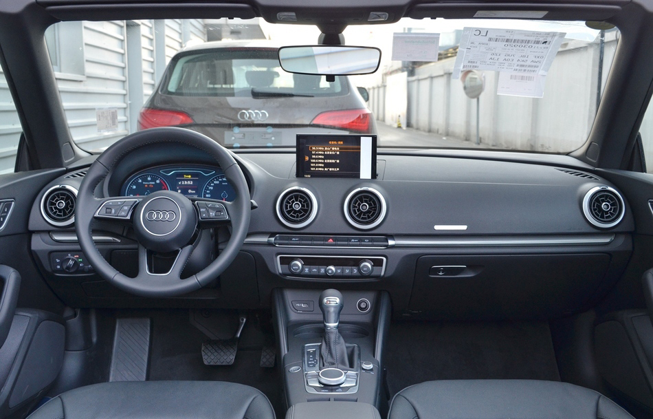 开着敞篷放大风吹,开着敞篷在海边兜风