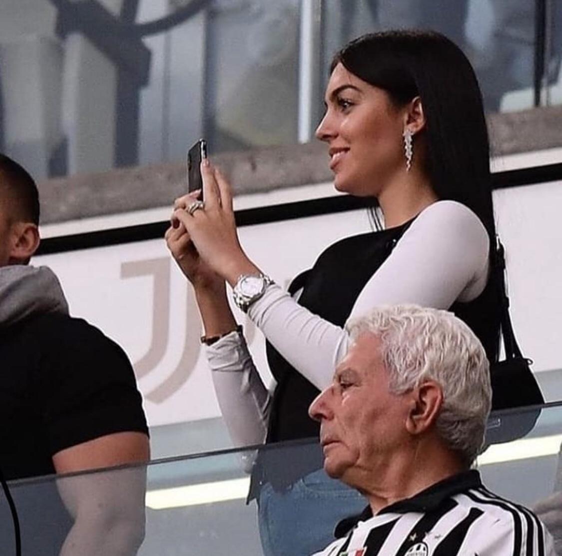 c罗看颁奖小姐姐乔治娜的眼神,c罗梅开二度女友乔治娜球场点赞