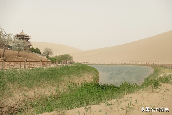 鸣沙山月牙泉堆满了游客,鸣沙山月牙泉景区