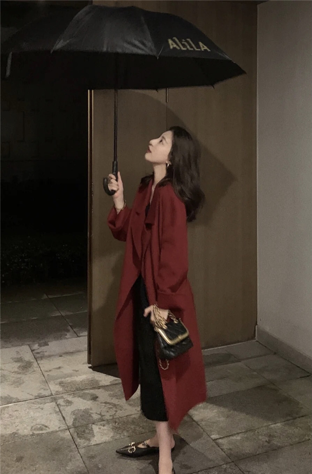 怎么把红色穿出不落俗套的时髦感,红色显土穿什么颜色好看