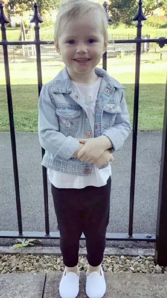 女孩过生日被全家人亲,婴幼儿被人亲了怎么办