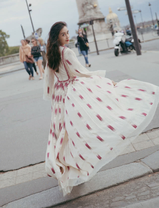 杨颖在巴黎又秀新造型，还是那件皮衣，内搭摩洛哥风长裙更美了