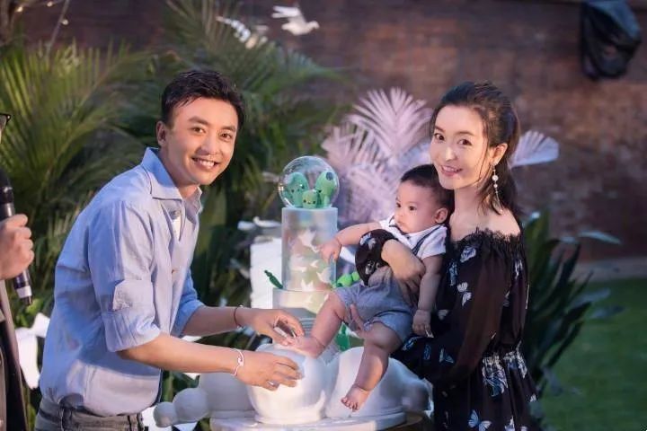 娱乐圈恩爱夫妻,被约定婚后不拍吻戏的李小萌王雷甜到了!