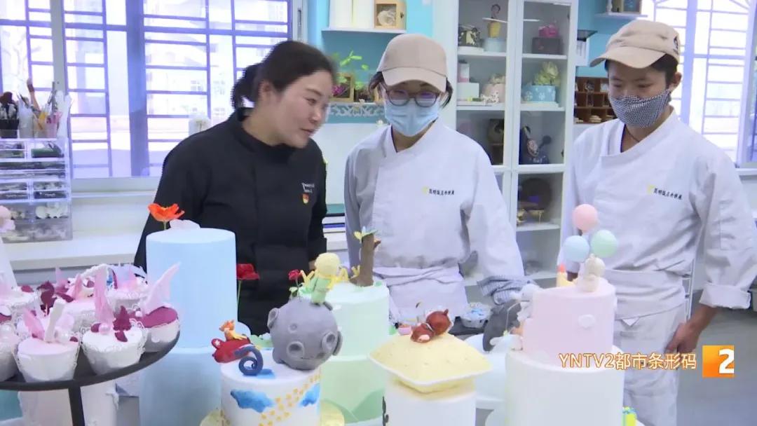 “太惊艳！一枝枝糖花在蛋糕上盛开！”来自昆明饭店的这位西点烹饪大师，牛！
